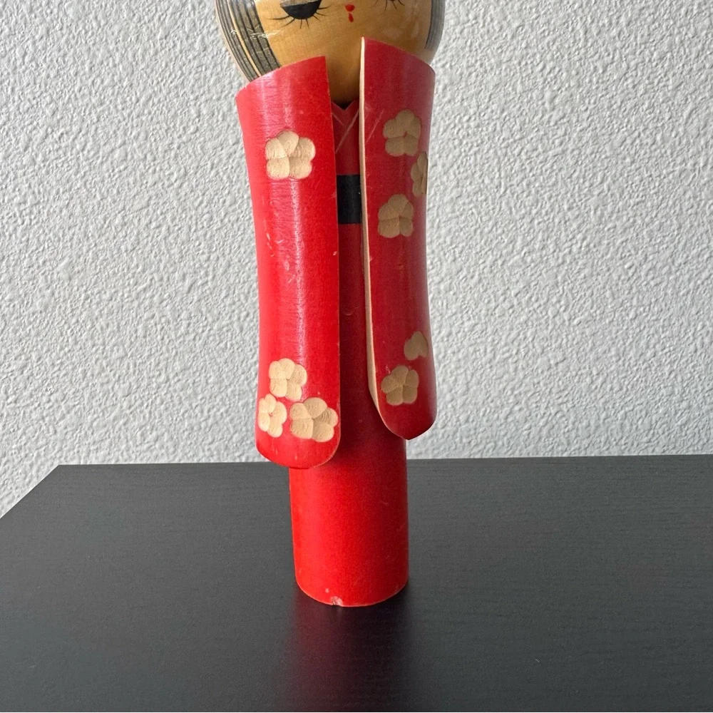 Vintage Red Kokeshi Doll with Floral Design - Picture 6 of 7